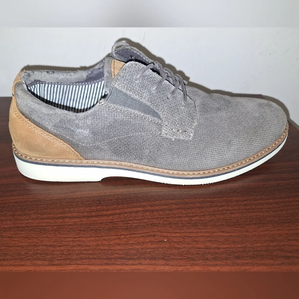 A pair of Nunn Bush grey suede mens oxfords in a size 10.5 in great condition